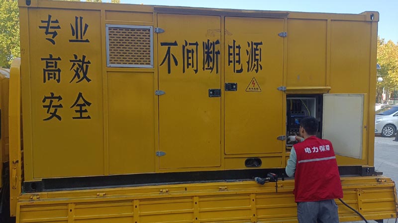 刚察柴油发电机组和UPS电源配合使用时，如何避免切换过程中的电力中断？